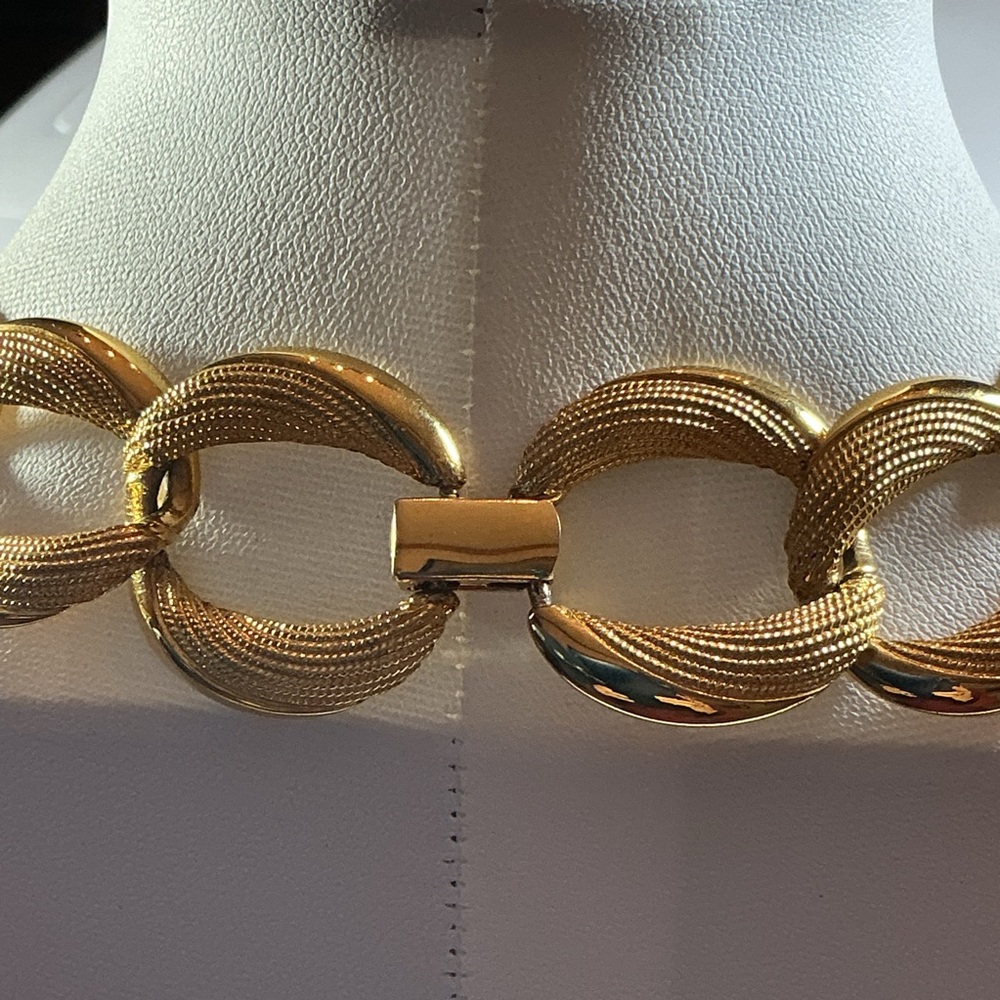 Vintage Signed Napier Gold Tone Textured Oval Link Statement Necklace - Picture 7 of 10